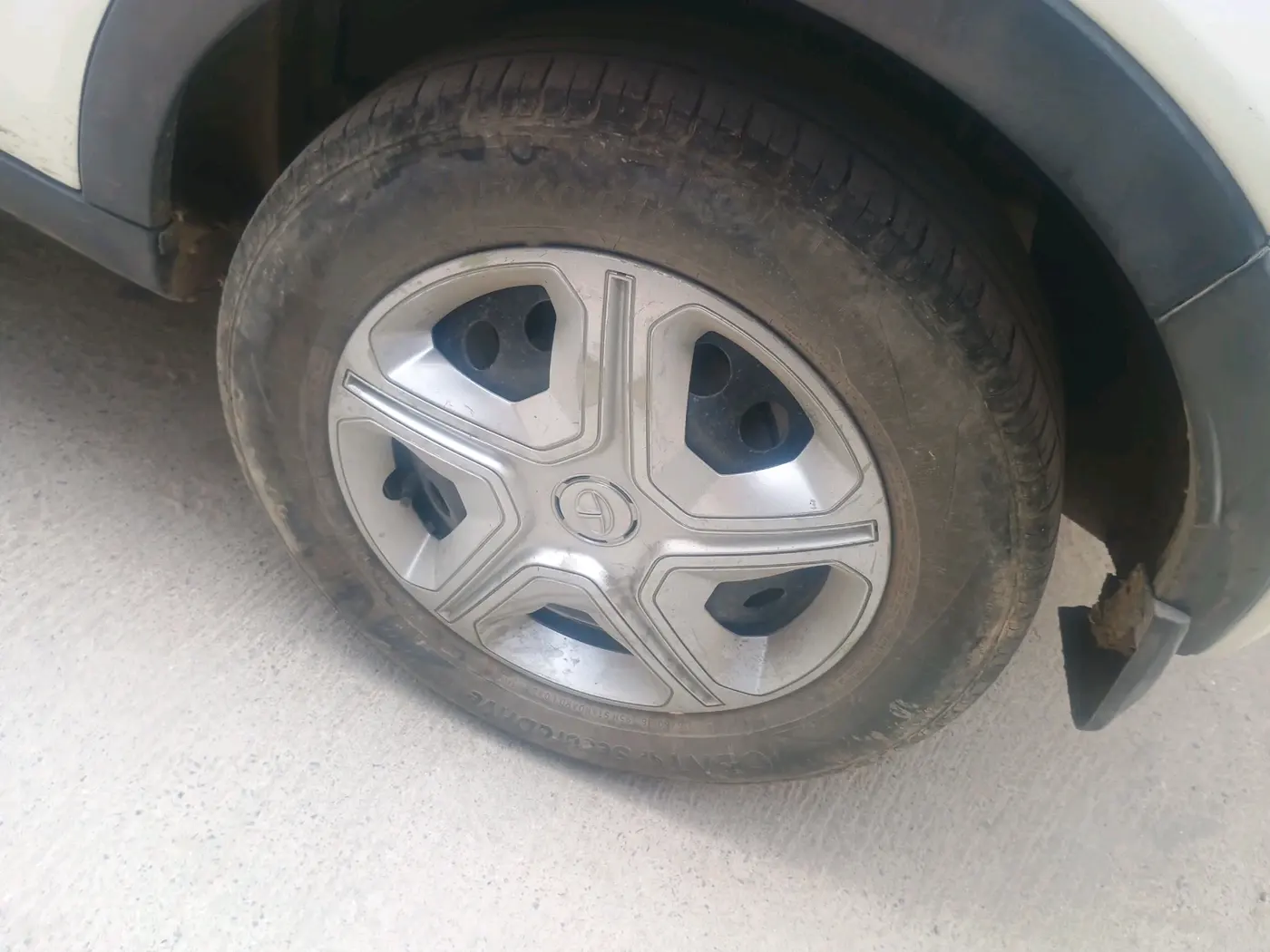 2019 Tata NEXON XMA PETROL, CNG, Automatic, 72,960 km, tyre