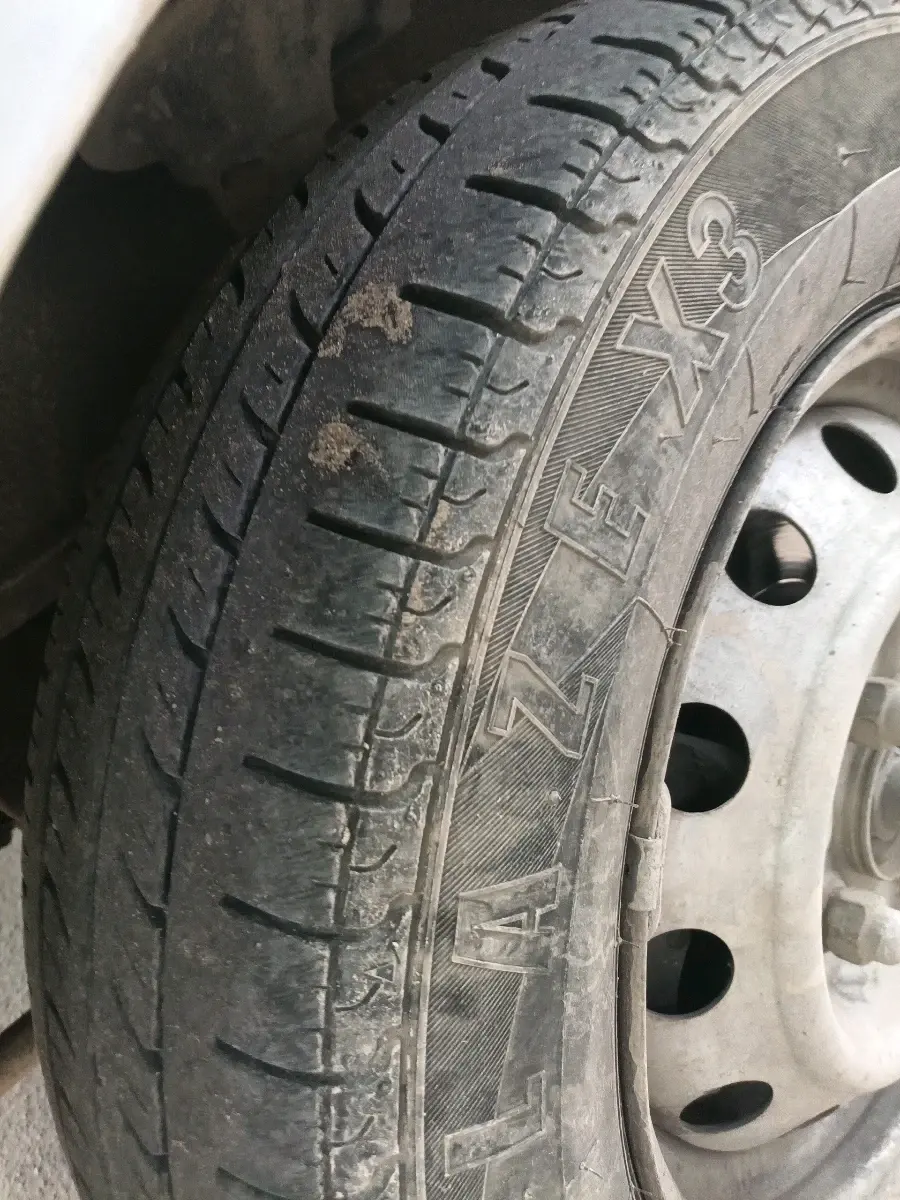 2011 Hyundai Eon ERA, Petrol, Manual, 1,32,843 km, tyre