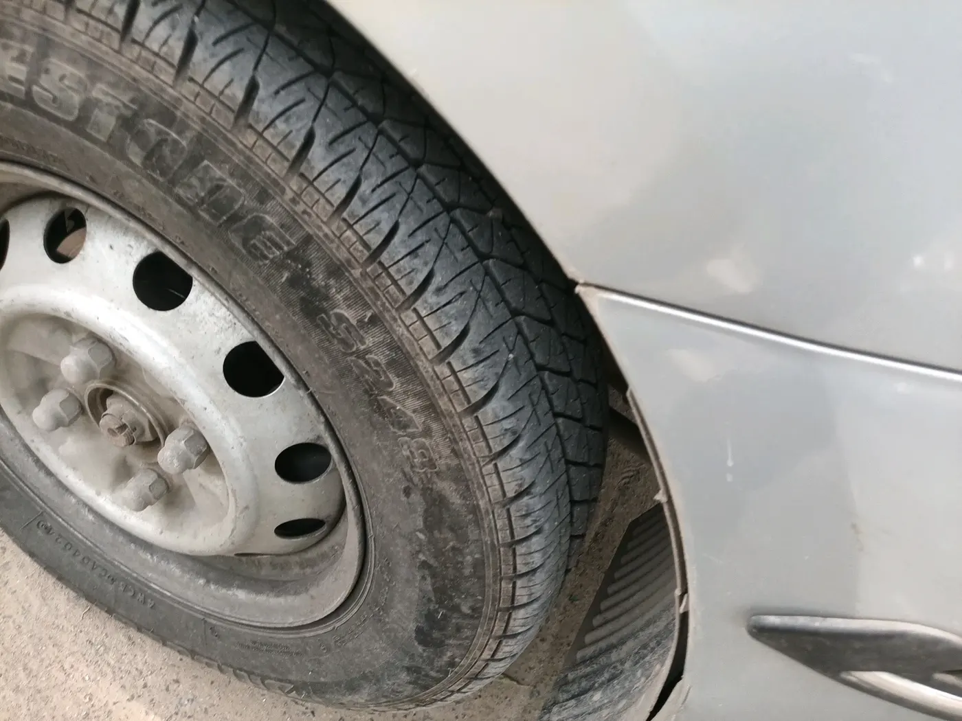 2011 Hyundai Eon ERA, Petrol, Manual, 1,32,843 km, tyre