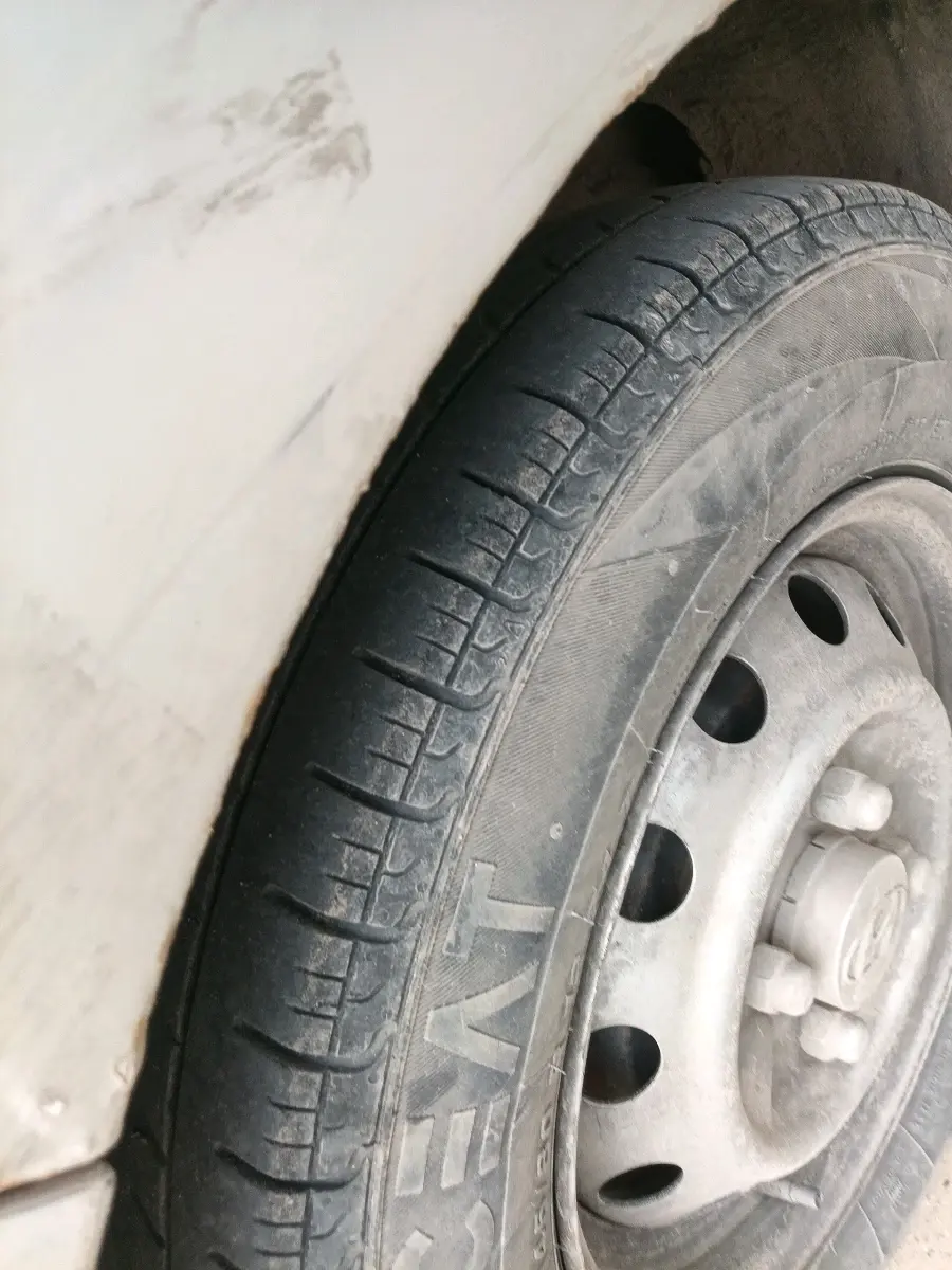 2011 Hyundai Eon ERA, Petrol, Manual, 1,32,843 km, tyre