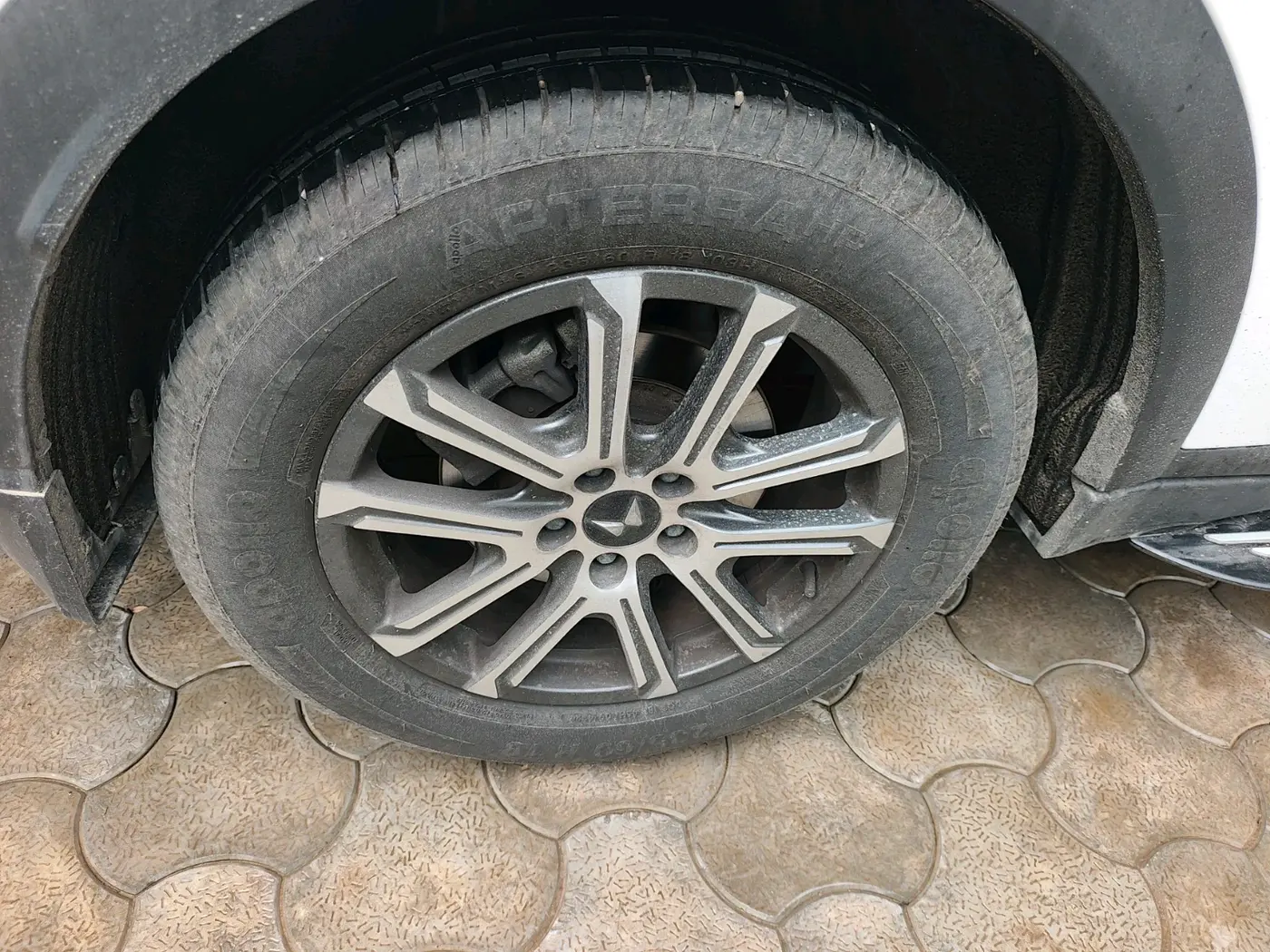 2024 Mahindra XUV700 AX 7 LUXURY P AT 7 STR, Petrol, Automatic, 11,489 km, tyre