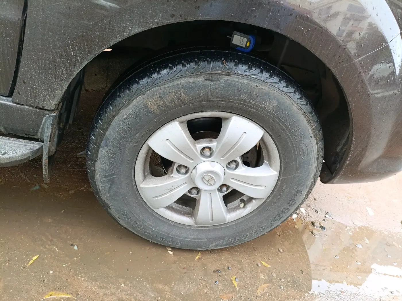 2013 Tata Safari Storme 2.2 VX 4X2, Diesel, Manual, 66,513 km, tyre