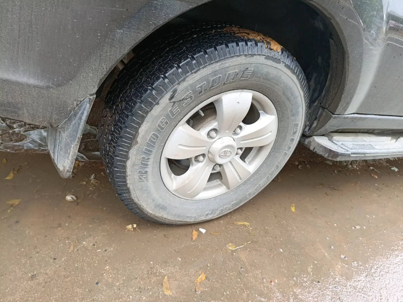 2013 Tata Safari Storme 2.2 VX 4X2, Diesel, Manual, 66,513 km, tyre