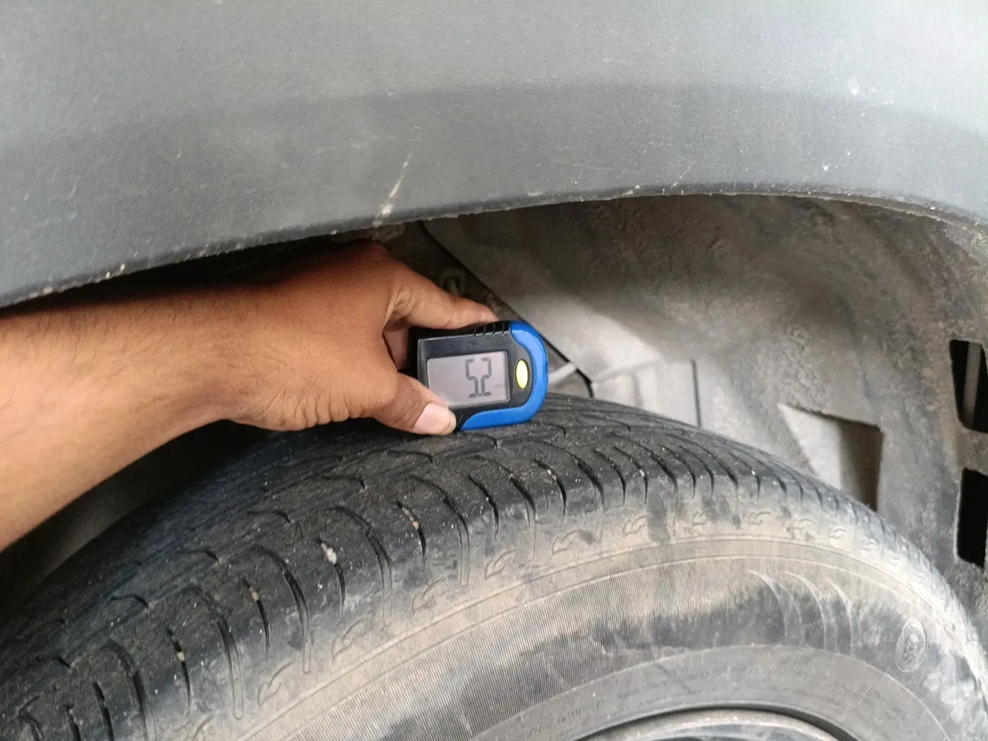 2022 Maruti BREZZA VXI SMART HYBRID, Petrol, Manual, 48,583 km, tyre