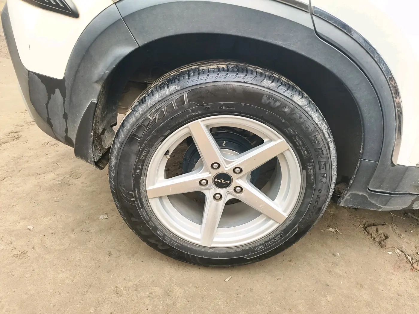 2024 KIA SONET HTK (O) 1.2 Petrol MT, Petrol, Manual, 27,515 km, tyre