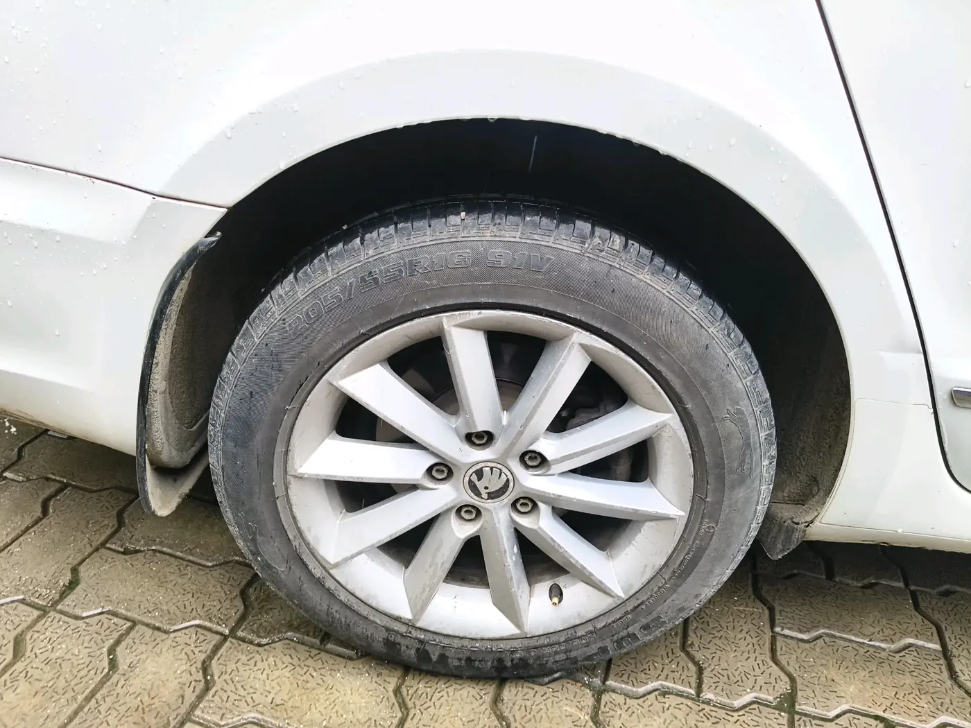 2014 Skoda Superb ELEGANCE 1.8 TSI AT, Petrol, Automatic, 94,906 km, tyre