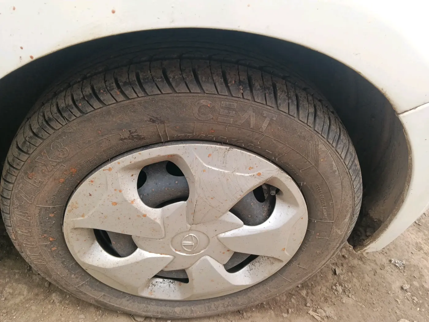 2017 Tata Tiago XZA PETROL, Petrol, Automatic, 97,661 km, tyre