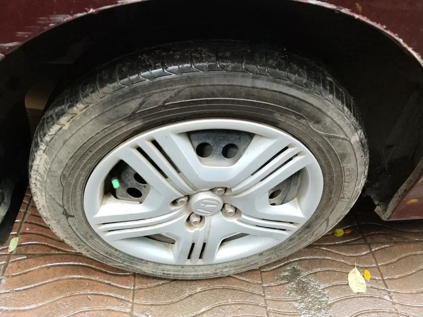 2012 Honda City 1.5L I-VTEC E MT, Petrol, Manual, 1,32,826 km, tyre