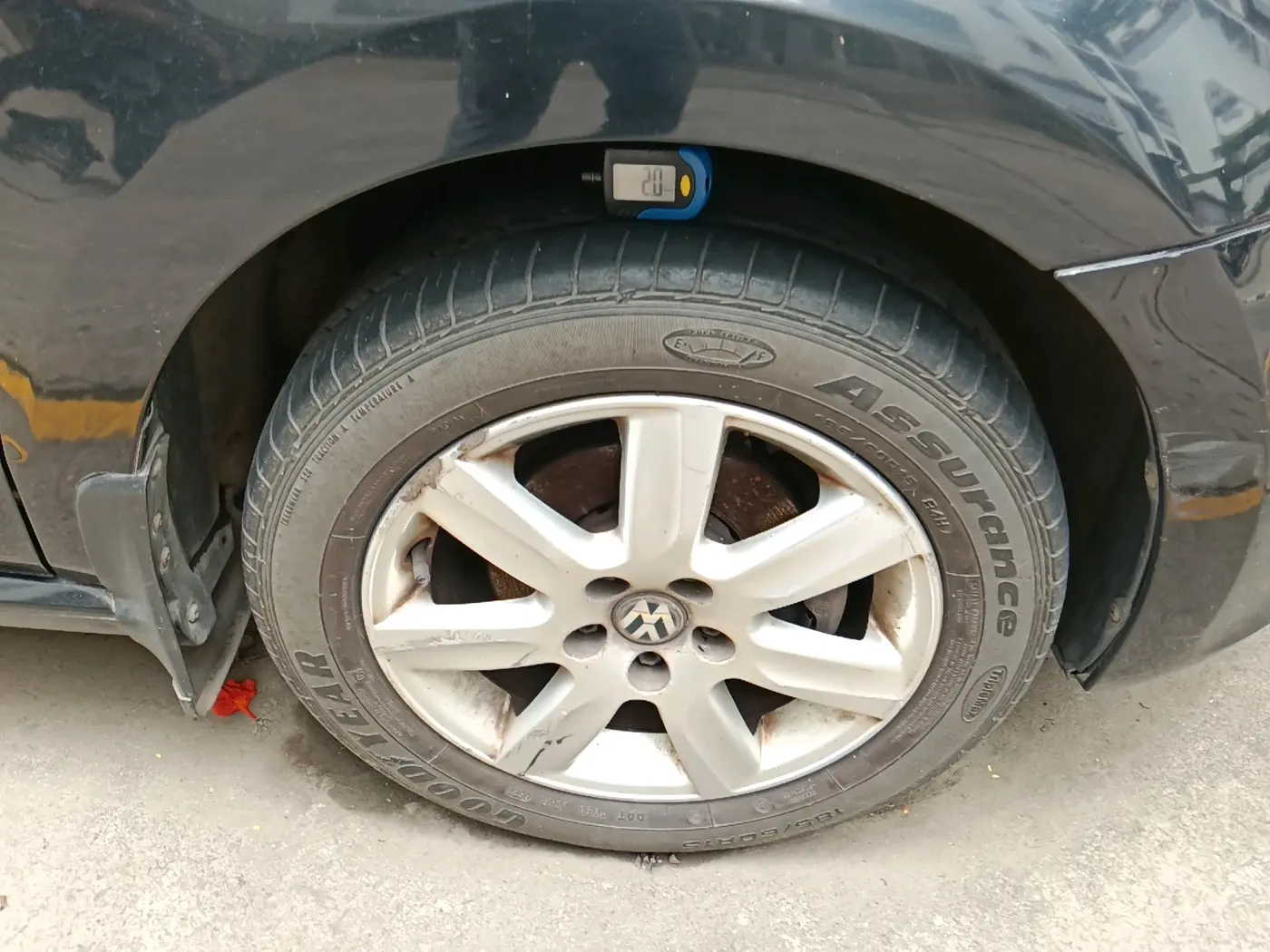 2011 Volkswagen Polo HIGHLINE1.2L, Petrol, Manual, 1,59,083 km, tyre