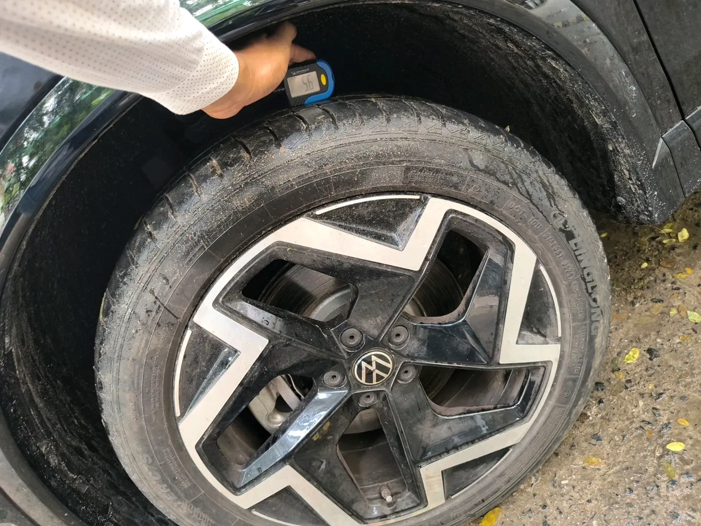 2025 Volkswagen Tiguan R-Line 2.0L TSI, Petrol, Automatic, 1,094 km, tyre