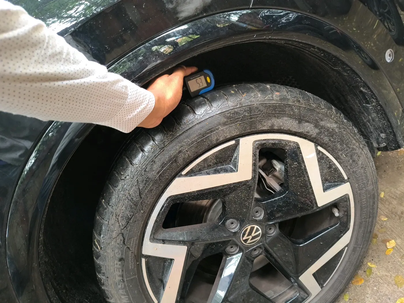 2025 Volkswagen Tiguan R-Line 2.0L TSI, Petrol, Automatic, 1,094 km, tyre