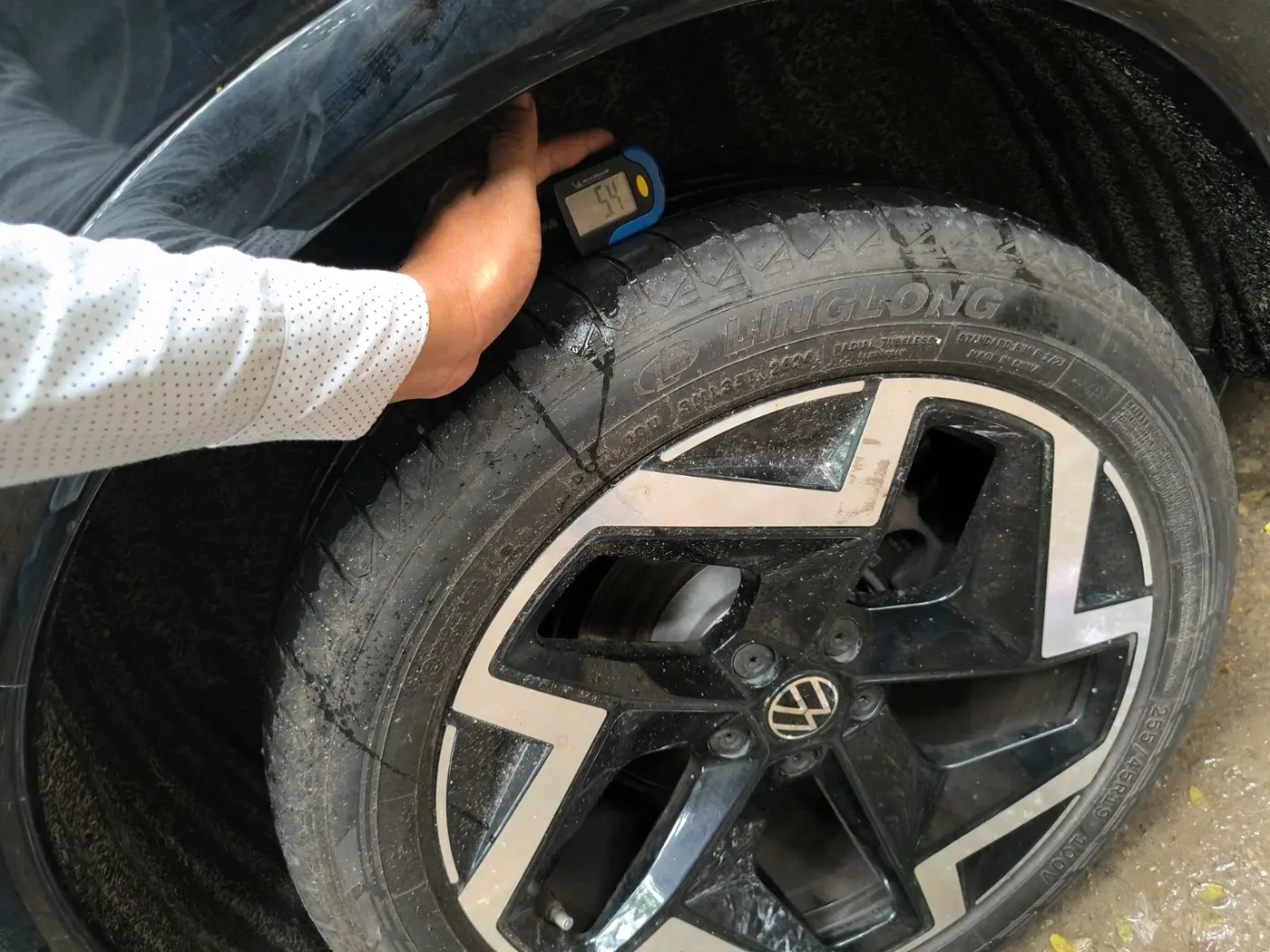 2025 Volkswagen Tiguan R-Line 2.0L TSI, Petrol, Automatic, 1,094 km, tyre