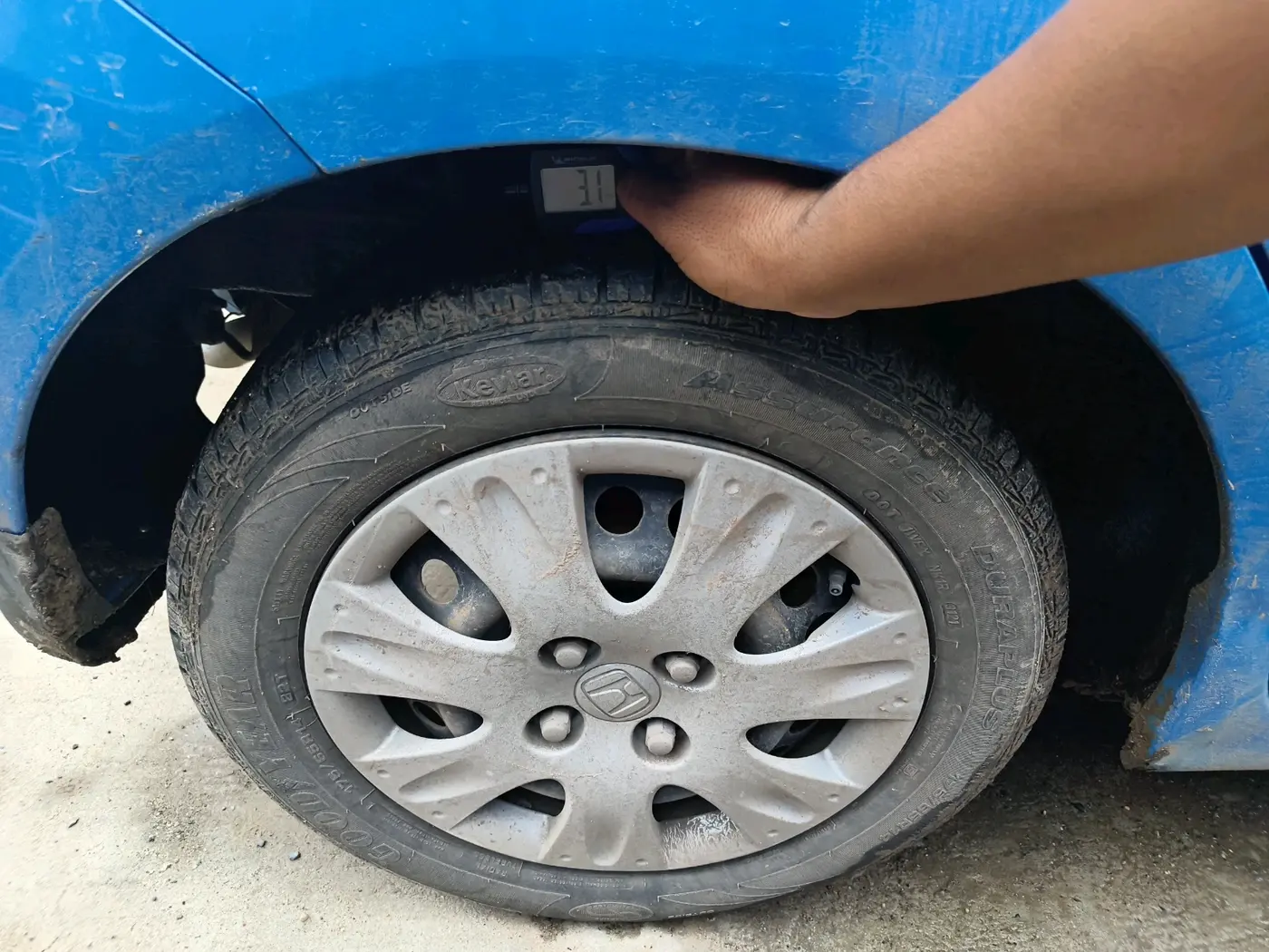 2013 Honda Brio S MT, CNG, Manual, 1,16,022 km, tyre