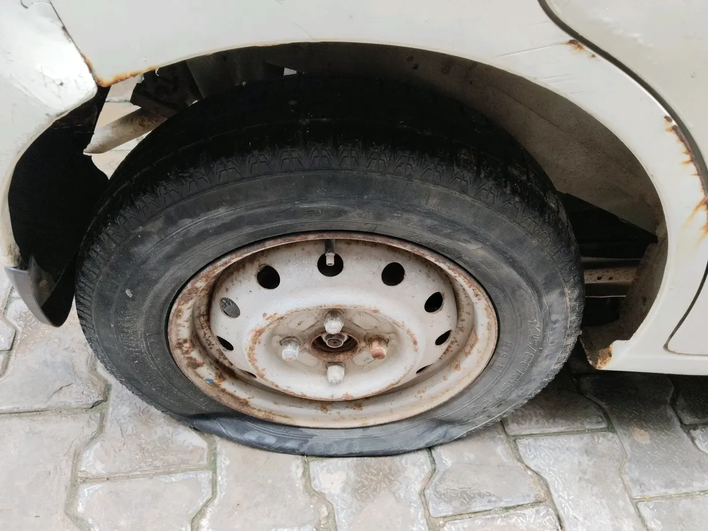 2015 Maruti Wagon R 1.0 LXI CNG, CNG, Manual, 85,453 km, tyre