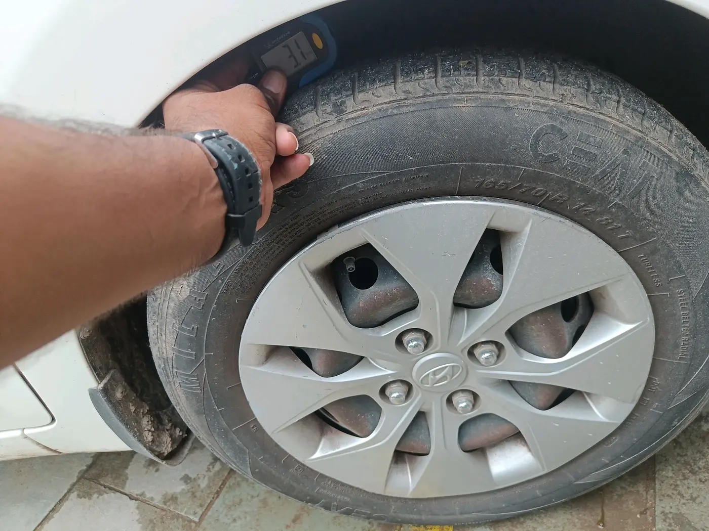 2015 Hyundai Xcent S 1.1 CRDI, Diesel, Manual, 1,60,625 km, tyre