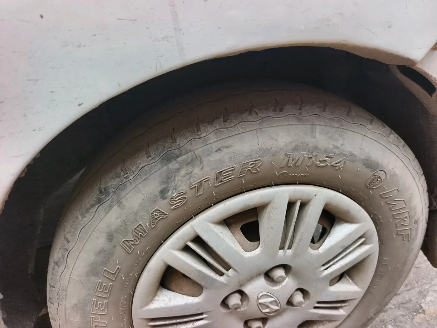 2013 Hyundai Santro Xing GLS, CNG, Manual, 1,05,608 km, tyre