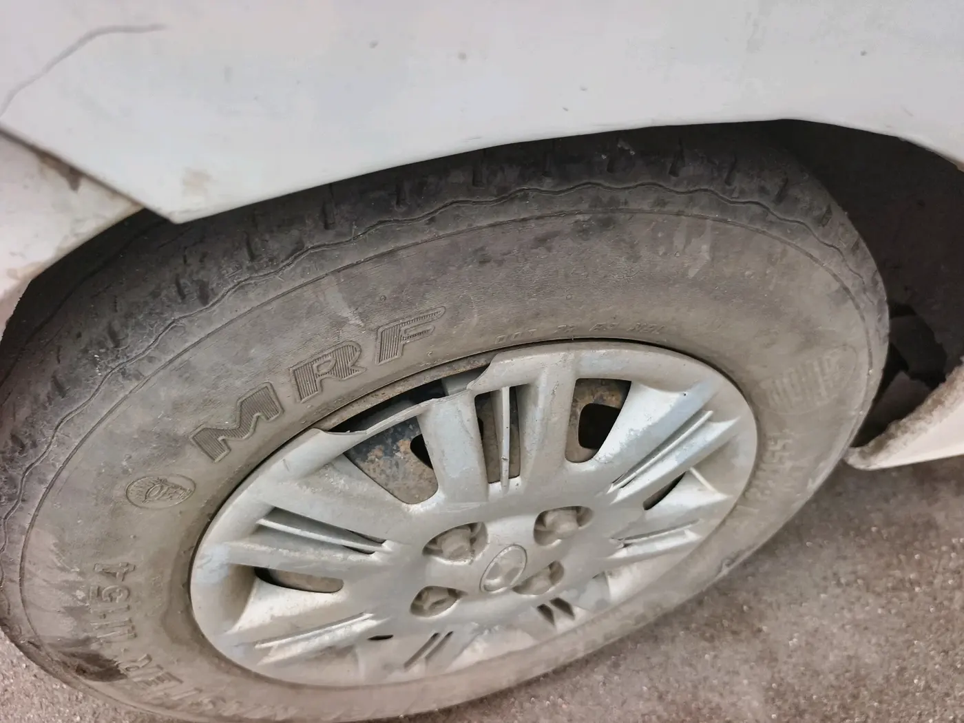 2013 Hyundai Santro Xing GLS, CNG, Manual, 1,05,608 km, tyre