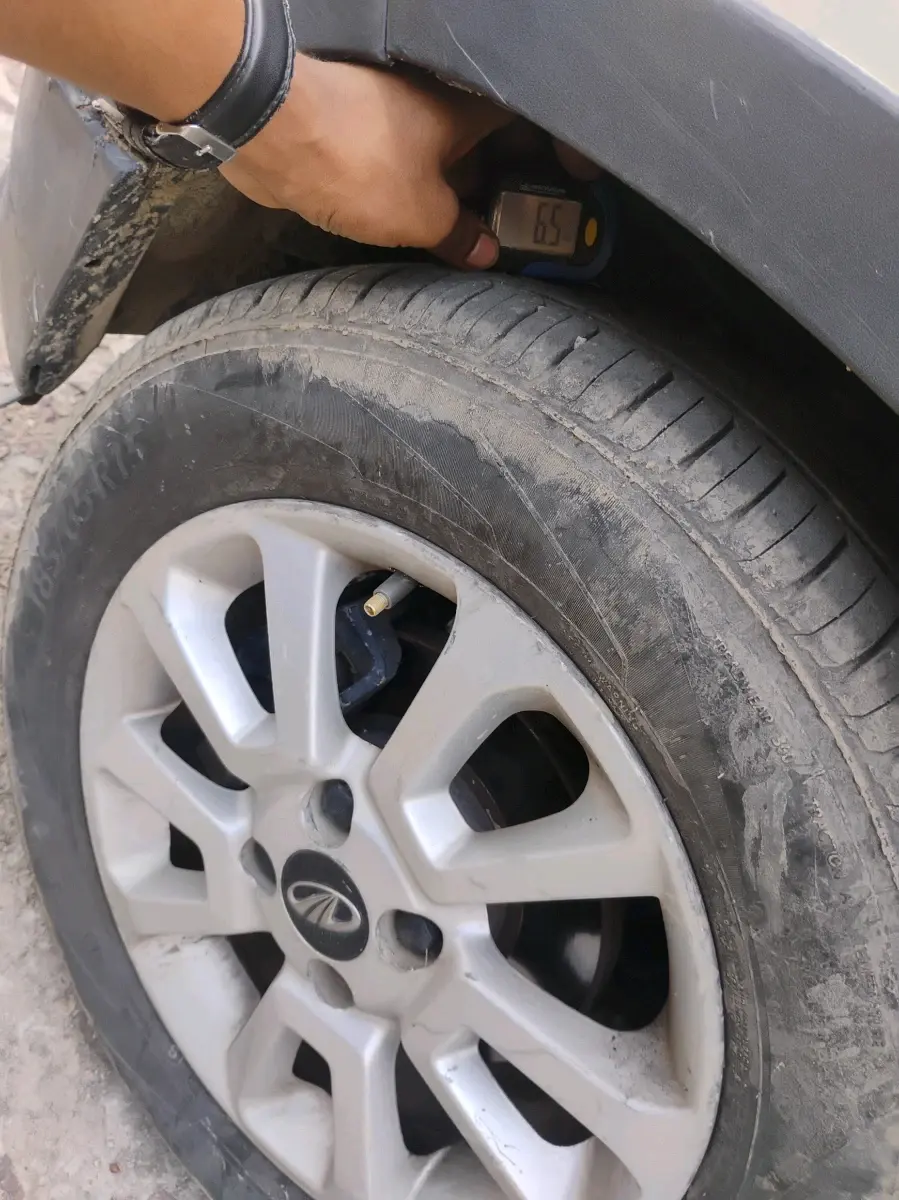 2017 Mahindra Kuv100 K8 6 STR, Petrol, Manual, 66,321 km, tyre