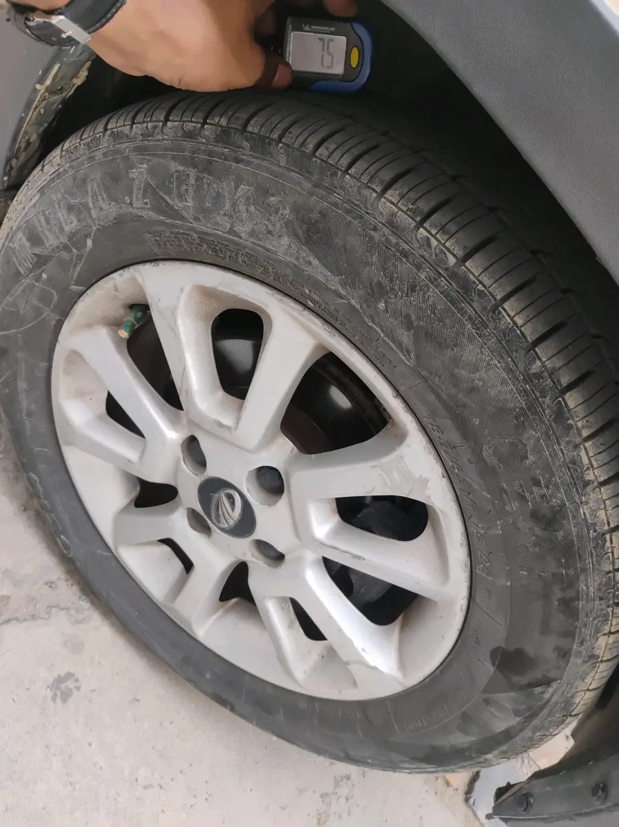 2017 Mahindra Kuv100 K8 6 STR, Petrol, Manual, 66,321 km, tyre