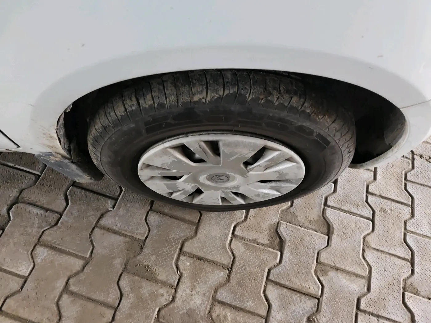 2016 Maruti Ritz LXI, CNG, Manual, 1,64,694 km, tyre