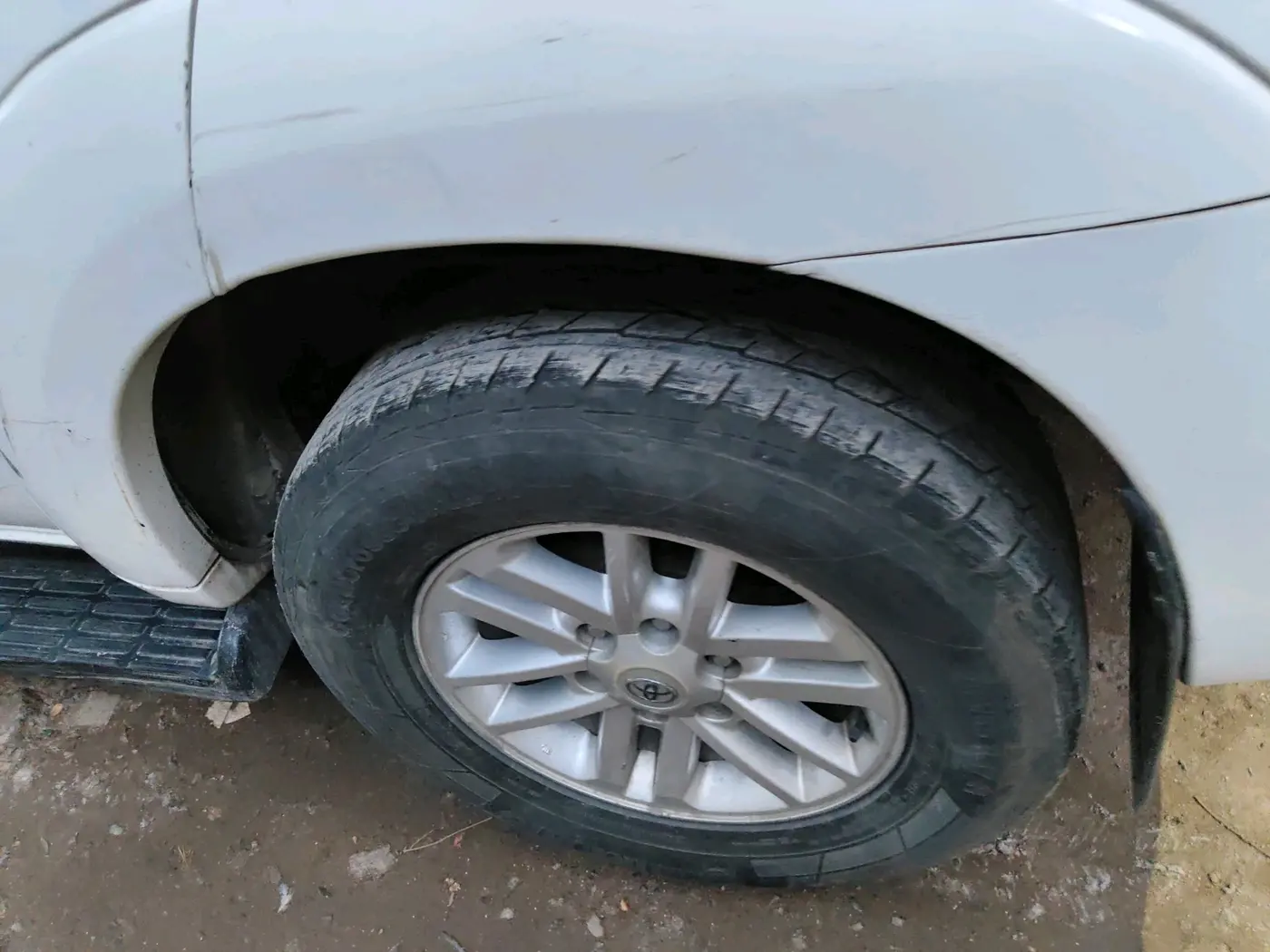 2014 Toyota Fortuner 3.0 4X2 AT, Diesel, Automatic, 1,27,488 km, tyre