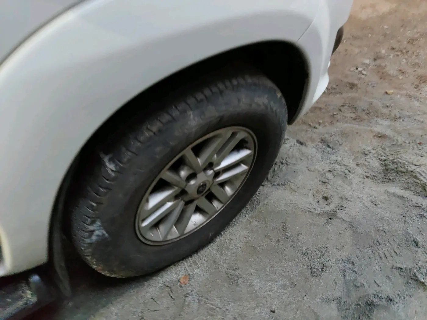 2014 Toyota Fortuner 3.0 4X2 AT, Diesel, Automatic, 1,27,488 km, tyre