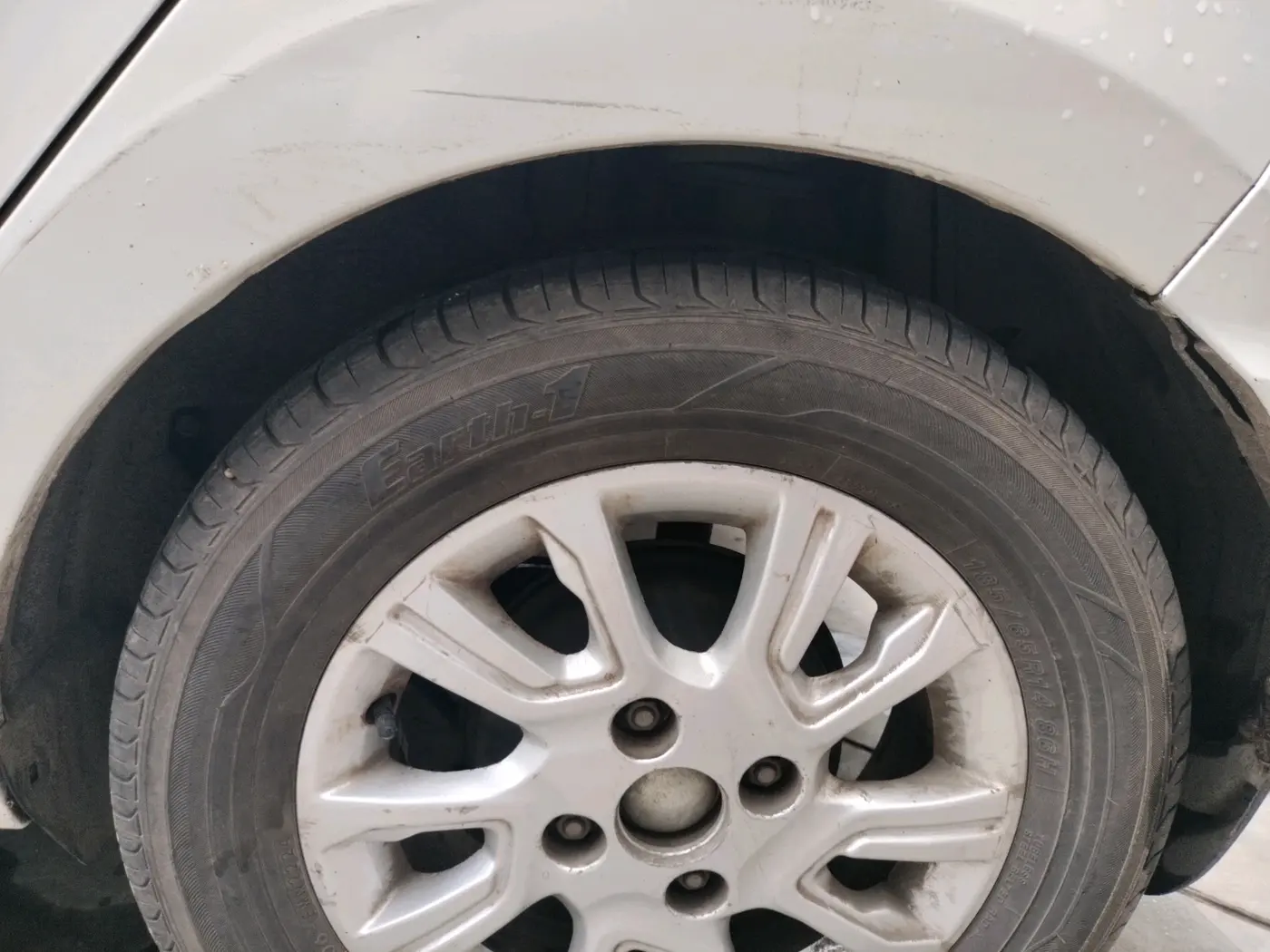 2016 Tata Tiago XZ PETROL, CNG, Manual, 1,22,540 km, tyre