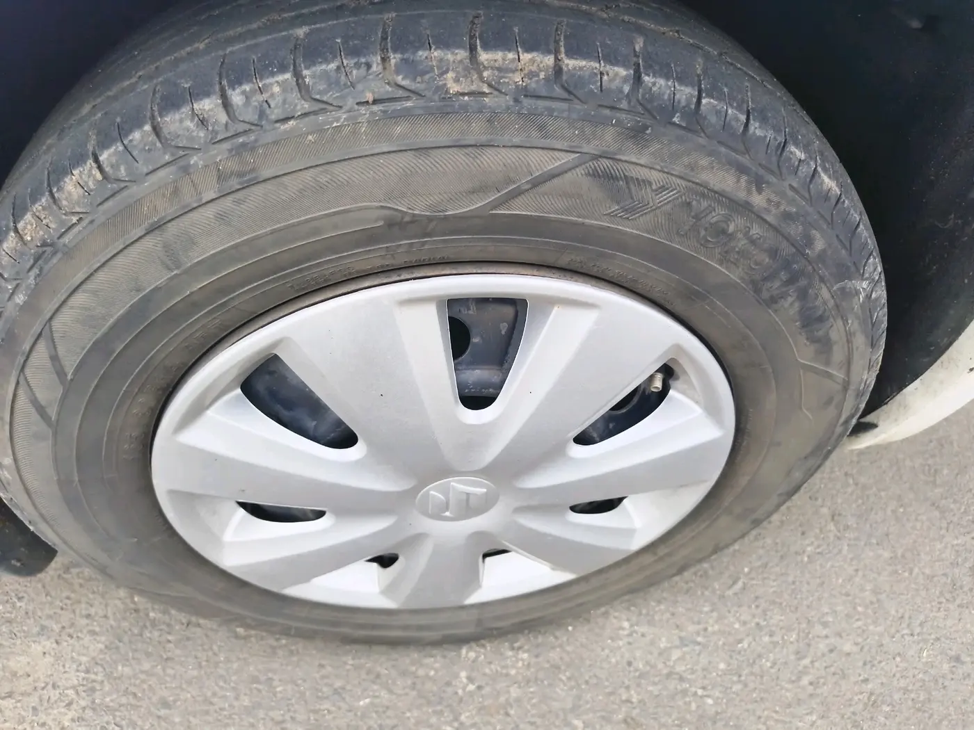2011 Maruti Swift Dzire VXI, CNG, Manual, 1,21,499 km, tyre