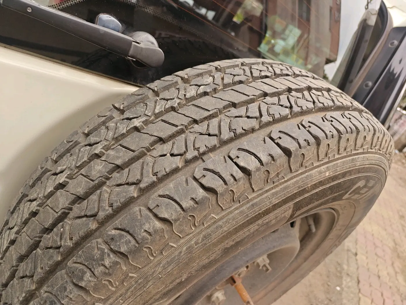 2017 Mahindra TUV300 T8 AMT, Diesel, Automatic, 1,59,748 km, tyre
