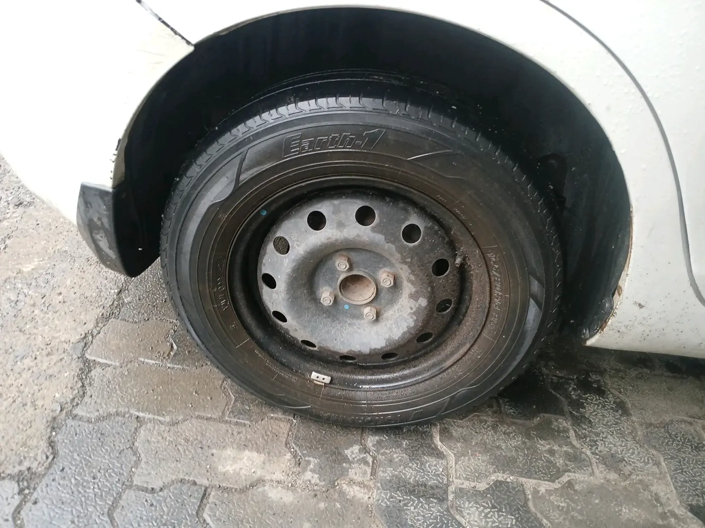 2013 Maruti Swift Dzire VDI, Diesel, Manual, 1,98,470 km, tyre