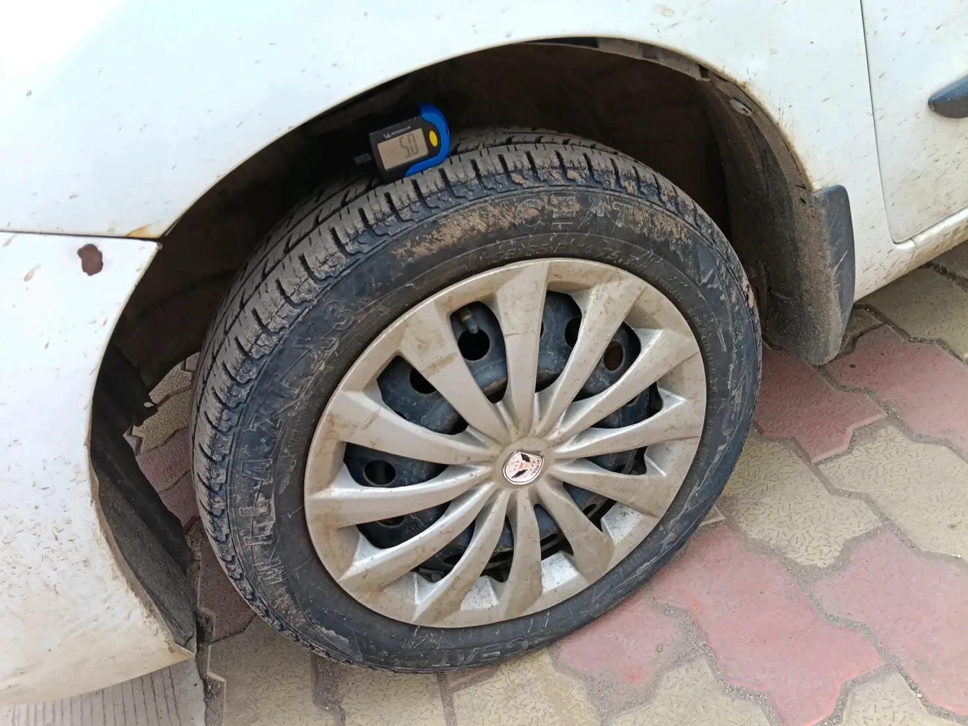 2013 Maruti Wagon R 1.0 VXI, CNG, Manual, 90,232 km, tyre