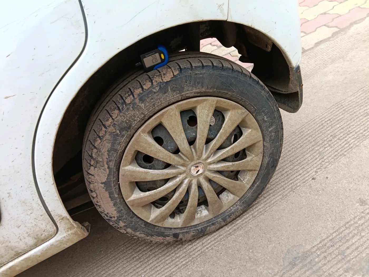 2013 Maruti Wagon R 1.0 VXI, CNG, Manual, 90,232 km, tyre