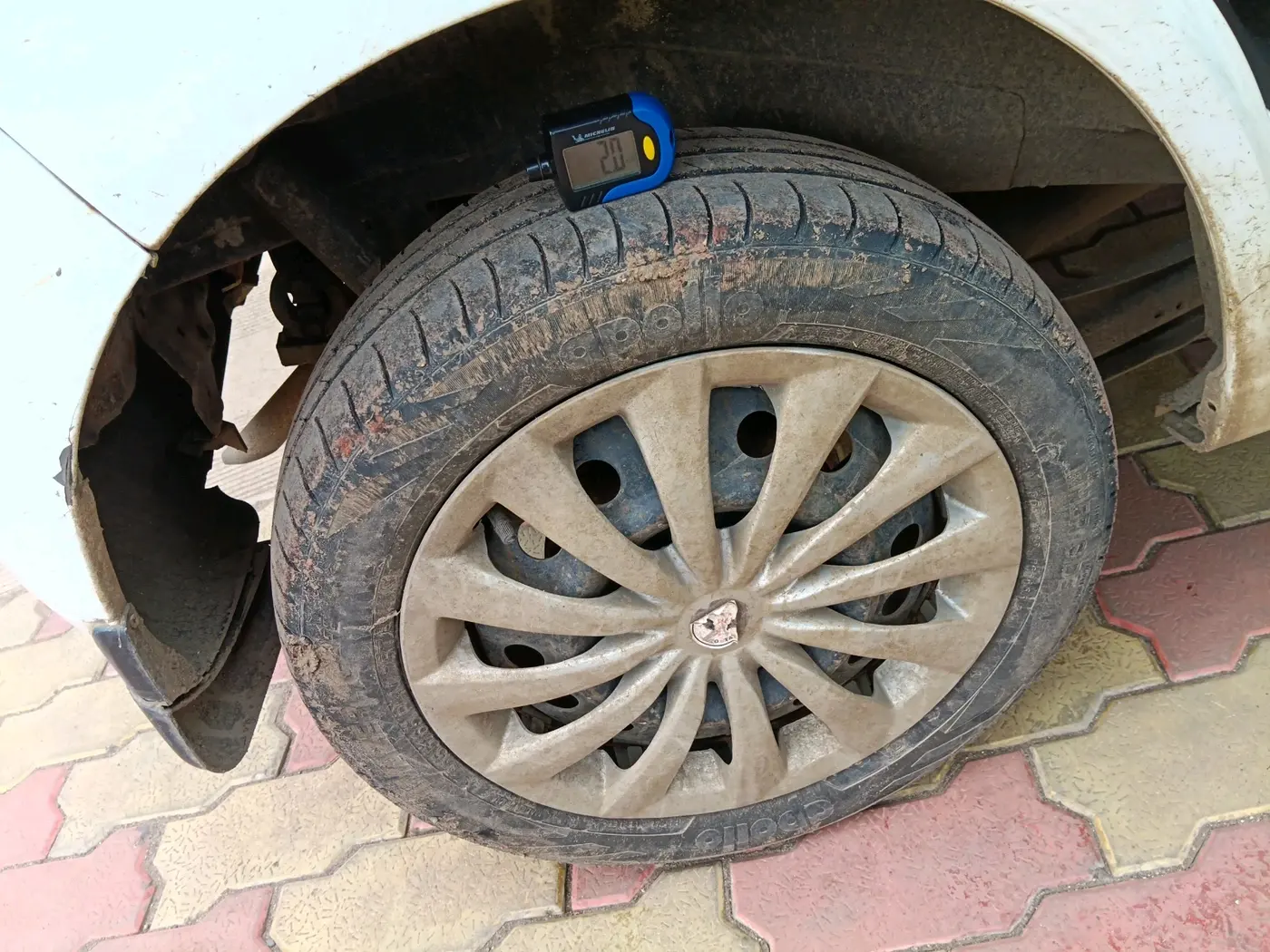 2013 Maruti Wagon R 1.0 VXI, CNG, Manual, 90,232 km, tyre