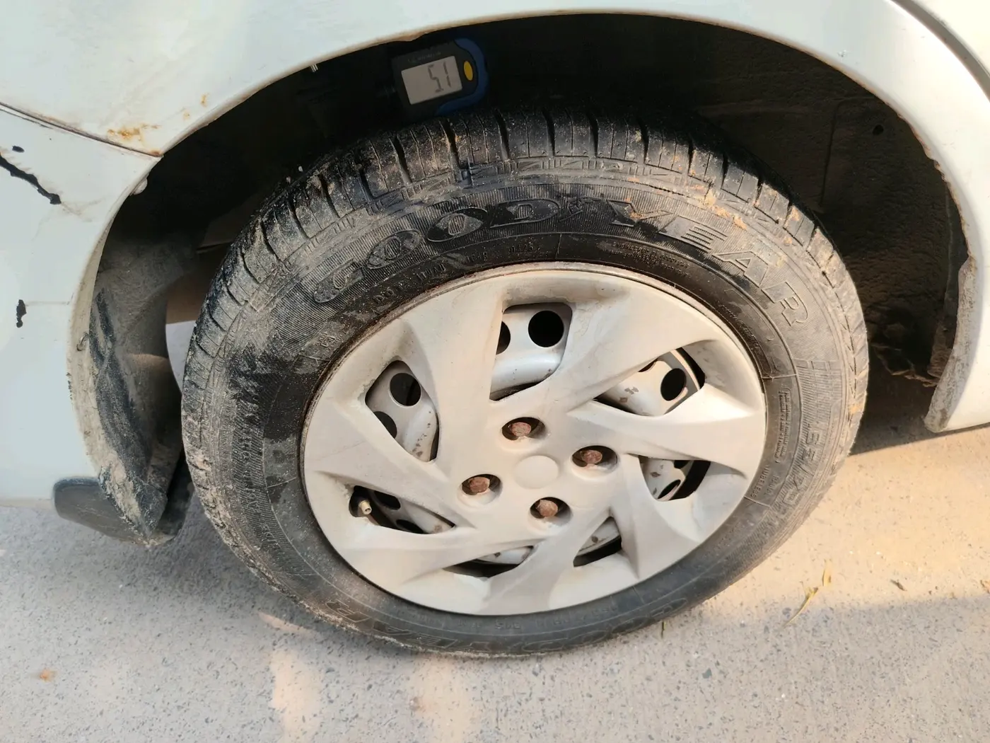 2013 Honda Amaze 1.2L I-VTEC EX, CNG, Manual, 1,75,729 km, tyre