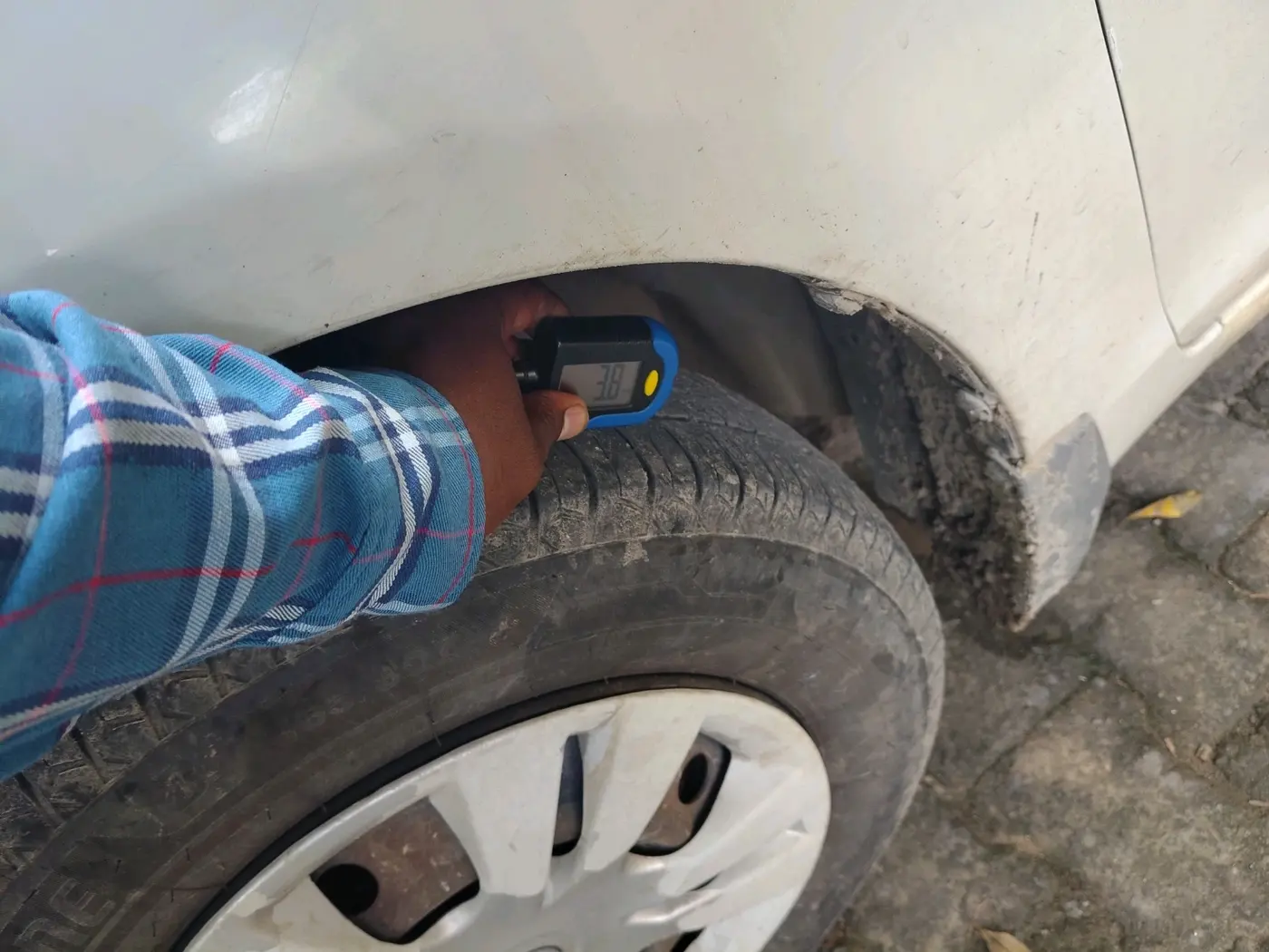 2014 Maruti Swift Dzire VXI, CNG, Manual, 1,40,280 km, tyre