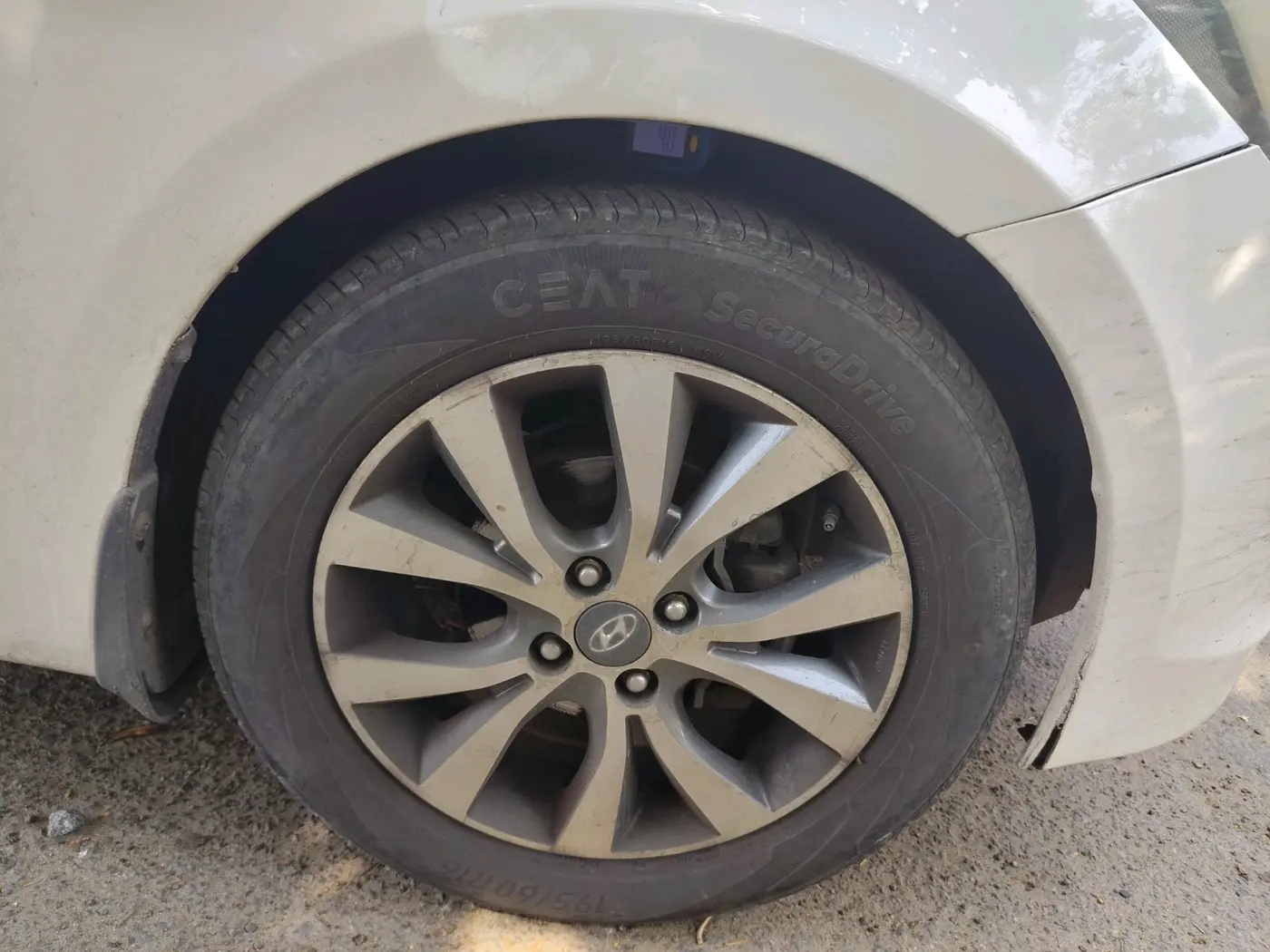 2015 Hyundai Verna FLUIDIC 4S 1.6 VTVT S(O), Petrol, Manual, 1,24,655 km, tyre