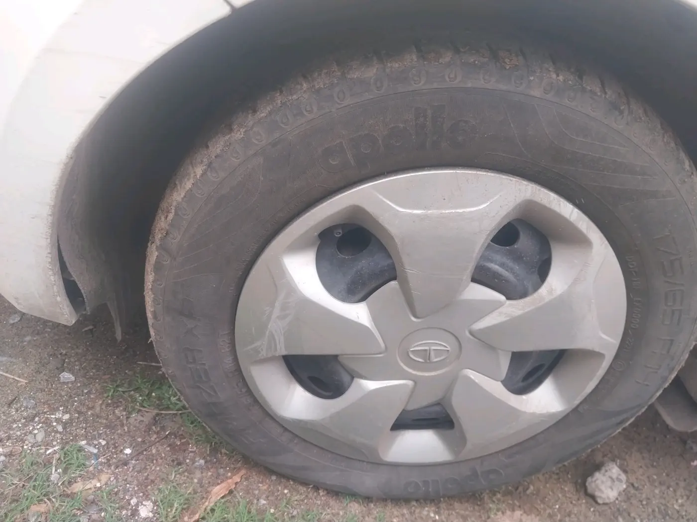 2021 Tata Tiago XT (O) PETROL, Petrol, Manual, 33,763 km, tyre