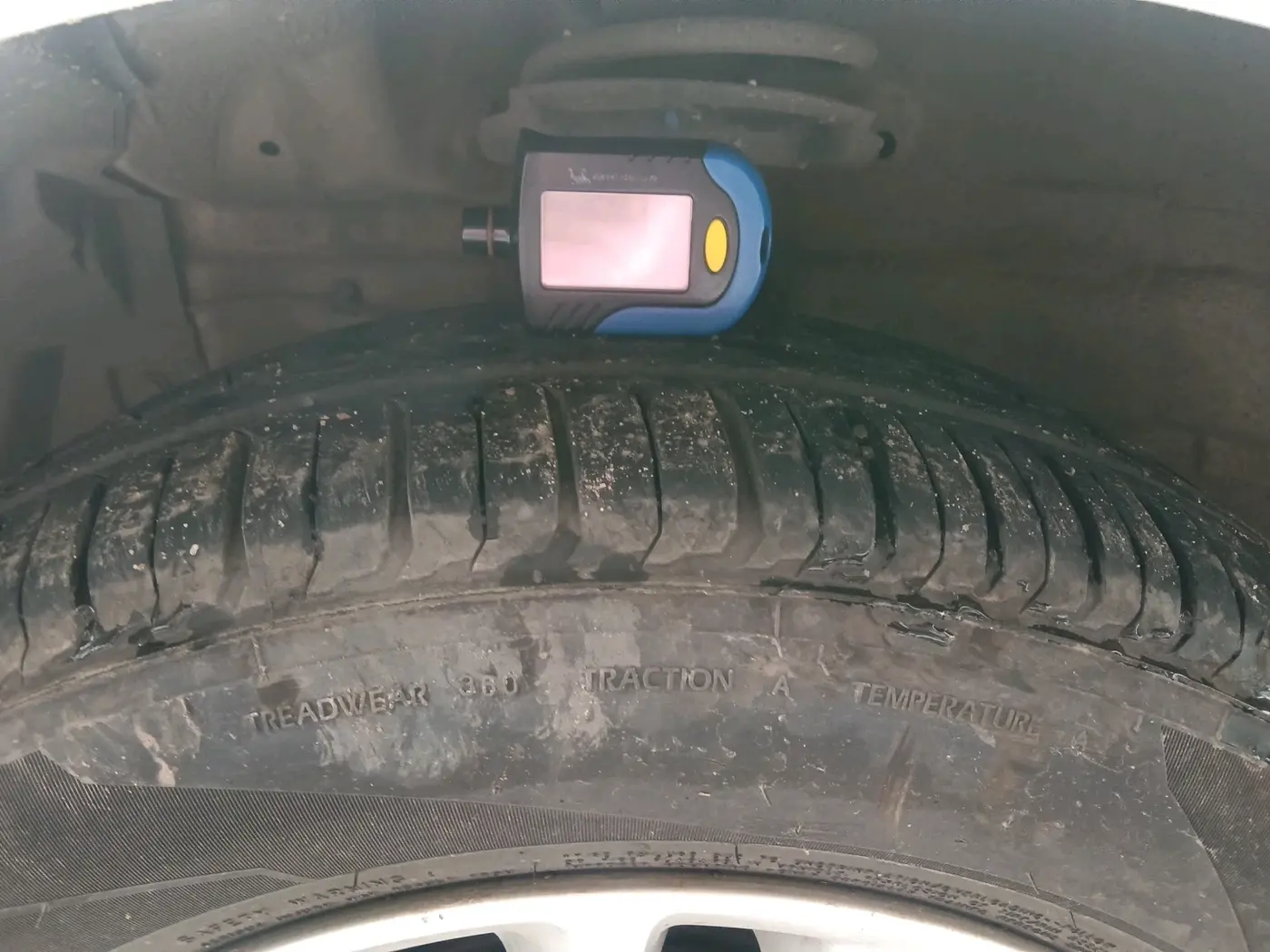 2014 Maruti Swift ZXI, CNG, Manual, 1,40,540 km, tyre