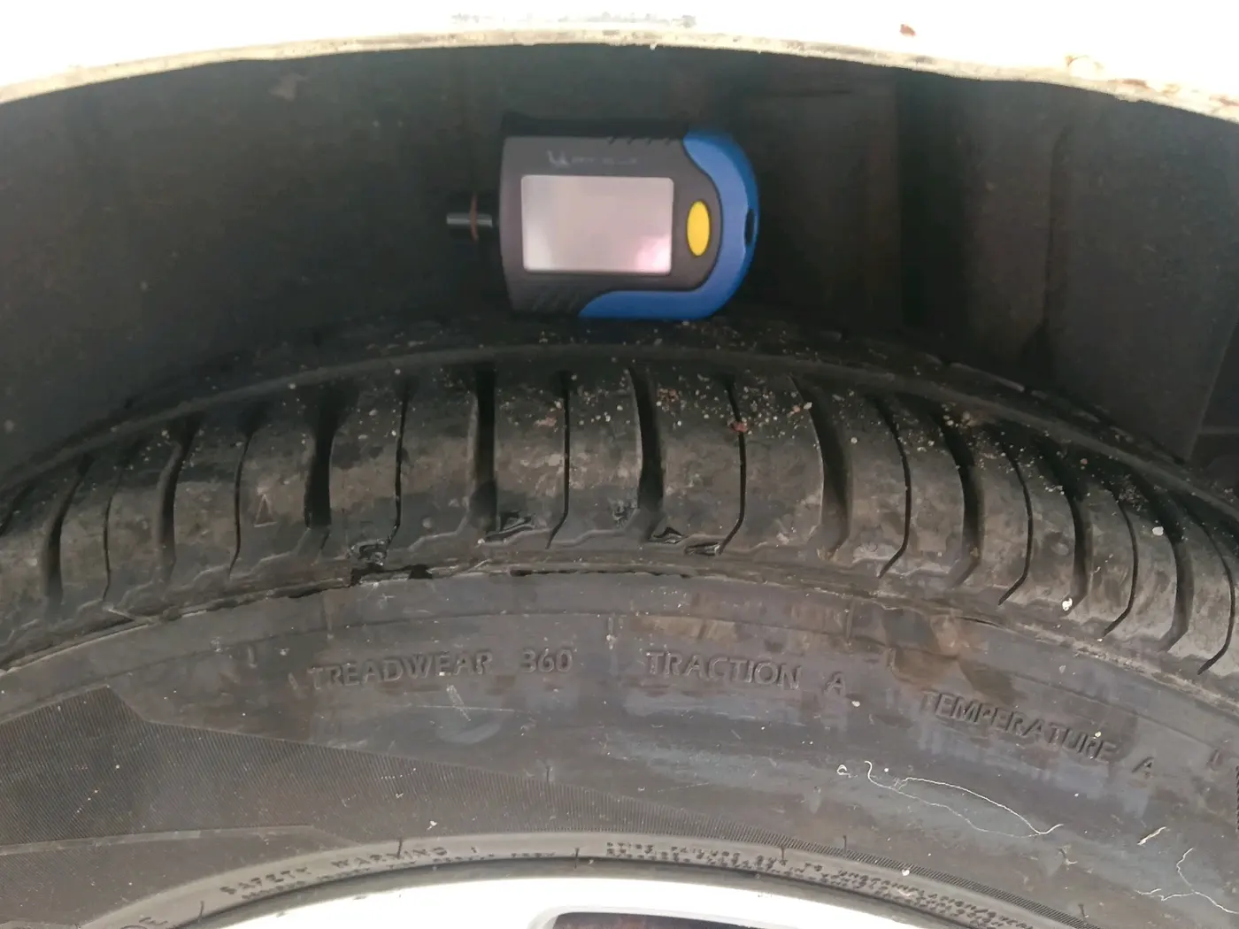 2014 Maruti Swift ZXI, CNG, Manual, 1,40,540 km, tyre