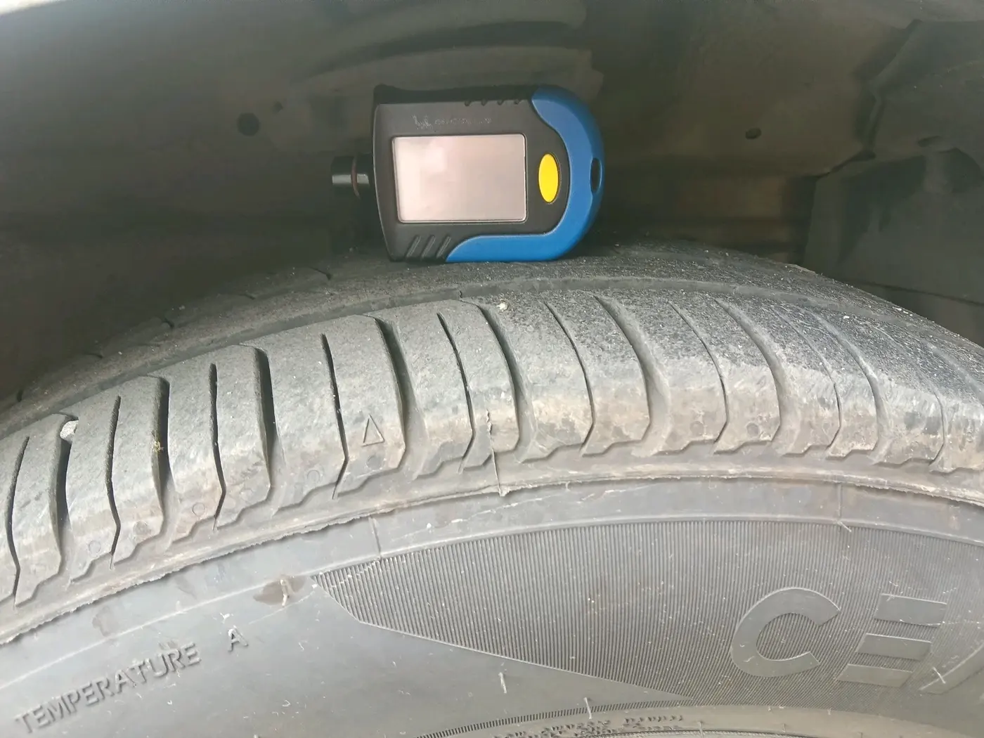 2014 Maruti Swift ZXI, CNG, Manual, 1,40,540 km, tyre