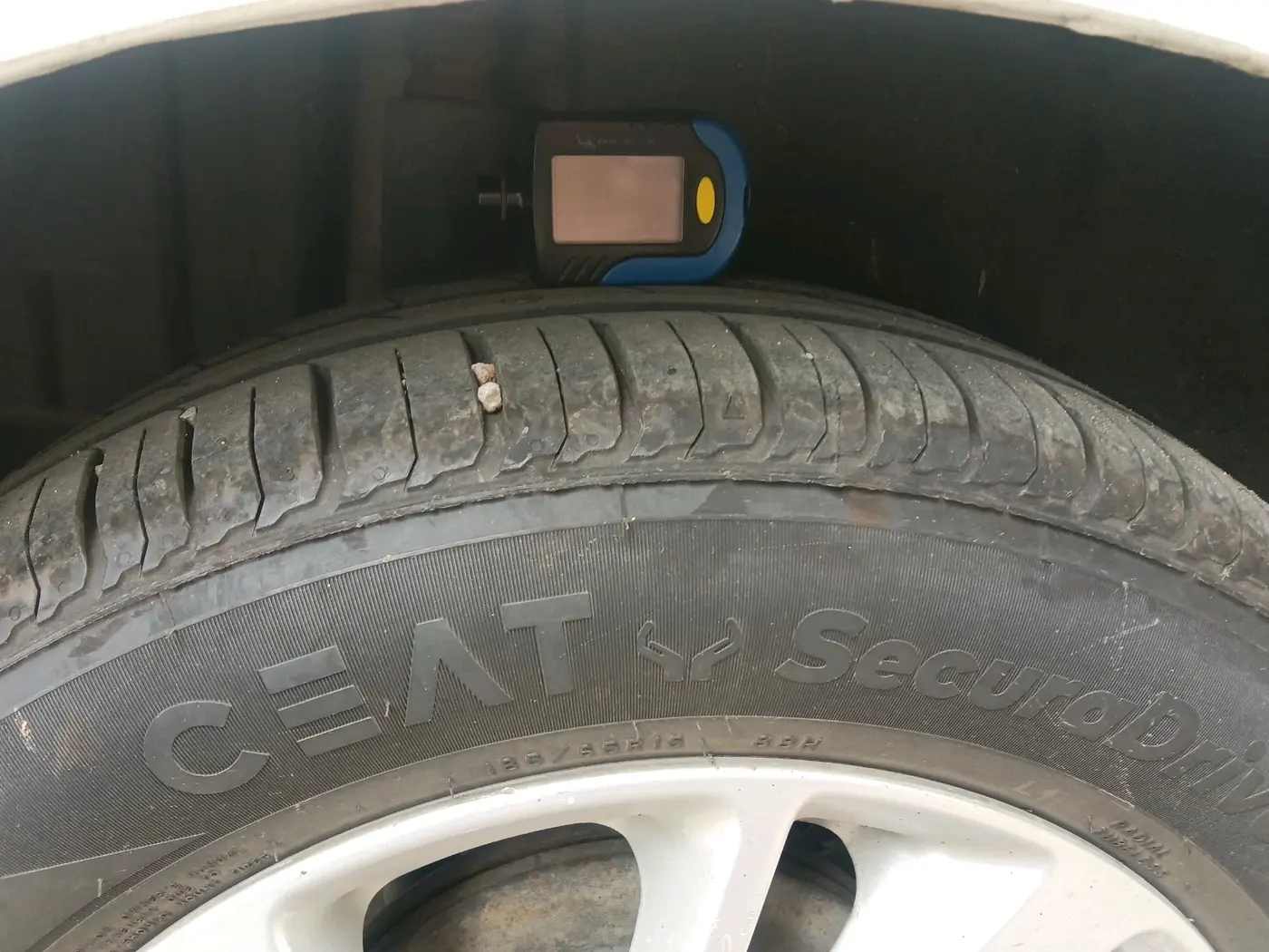 2014 Maruti Swift ZXI, CNG, Manual, 1,40,540 km, tyre