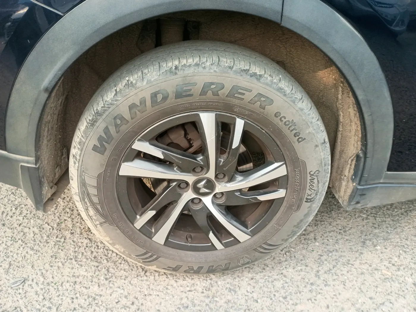 2023 Mahindra XUV700 AX 5 D AT 5 STR, Diesel, Automatic, 51,301 km, tyre