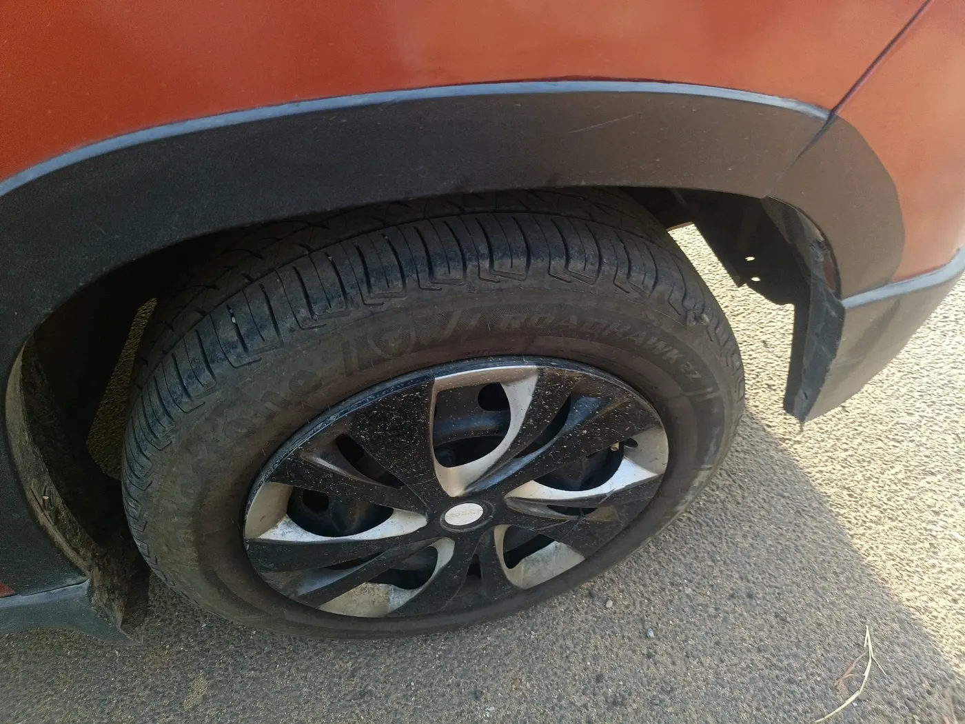 2016 Mahindra Kuv100 K4 D 6 STR, Diesel, Manual, 1,35,984 km, tyre
