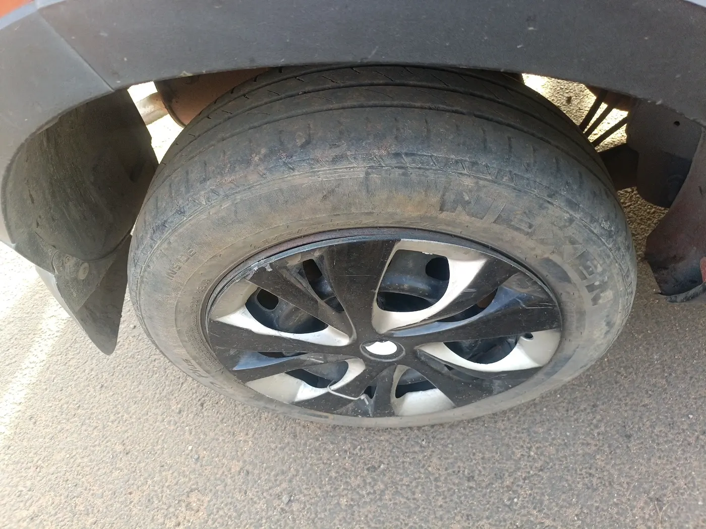 2016 Mahindra Kuv100 K4 D 6 STR, Diesel, Manual, 1,35,984 km, tyre