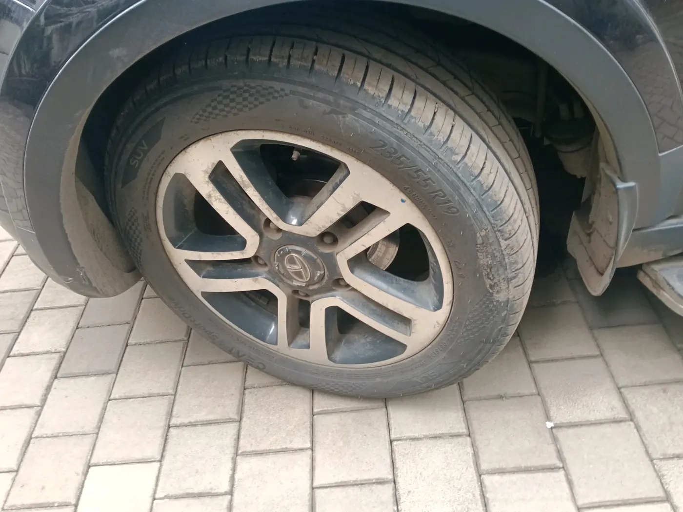 2017 Tata Hexa XTA 4X2 7 STR, Diesel, Automatic, 2,30,892 km, tyre