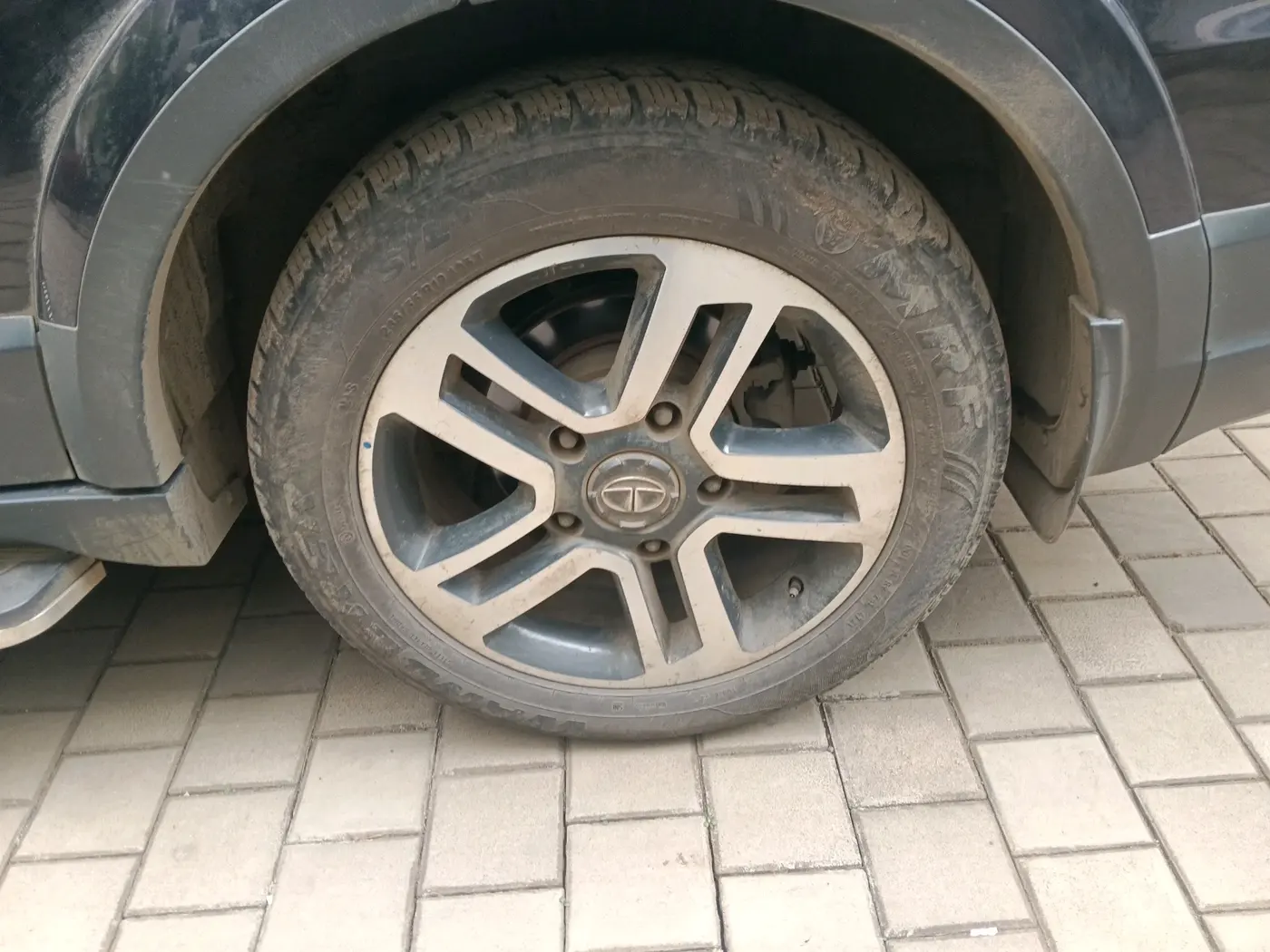 2017 Tata Hexa XTA 4X2 7 STR, Diesel, Automatic, 2,30,892 km, tyre