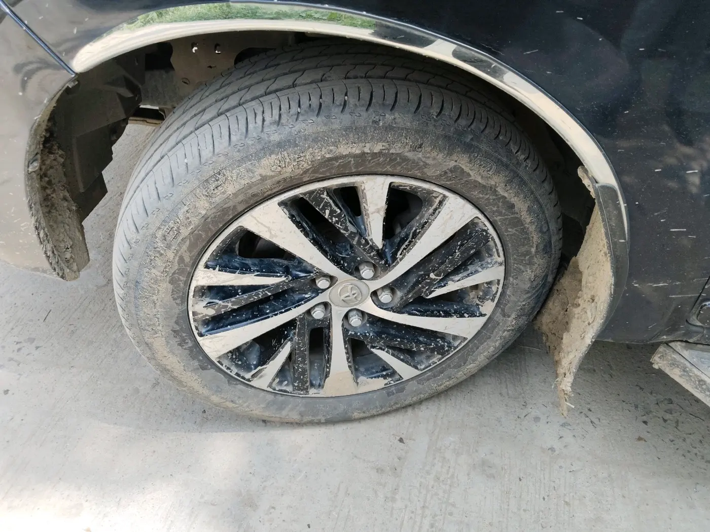 2022 Toyota Innova Crysta 2.4 ZX AT 7 STR, Diesel, Automatic, 1,47,697 km, tyre