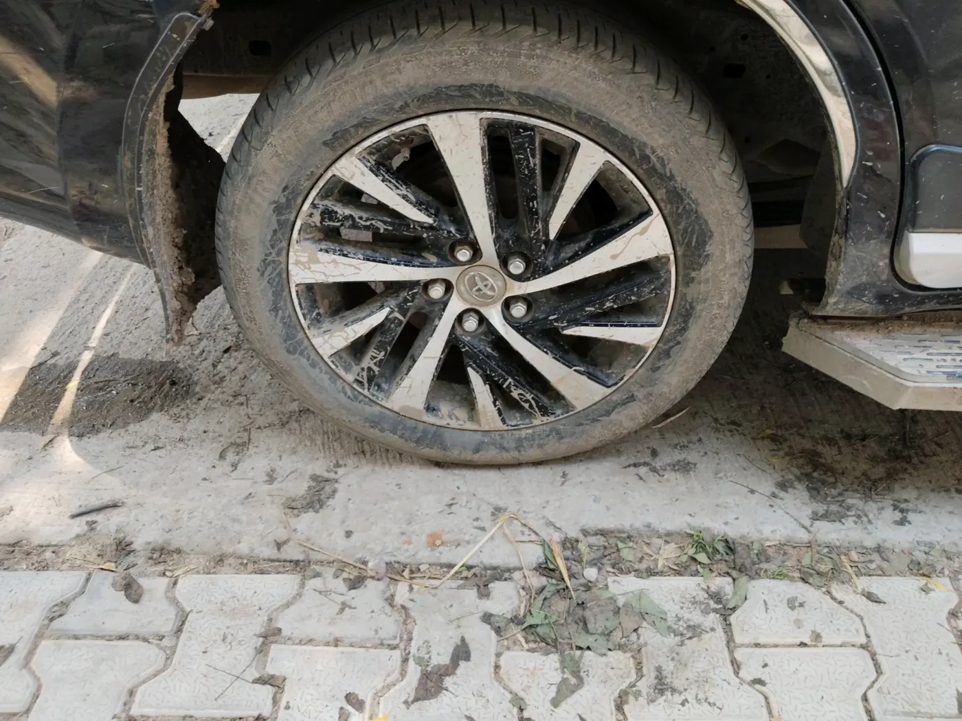 2022 Toyota Innova Crysta 2.4 ZX AT 7 STR, Diesel, Automatic, 1,47,697 km, tyre