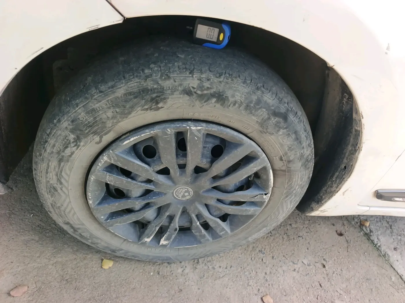 2018 Maruti Dzire VXI, CNG, Manual, 1,06,953 km, tyre