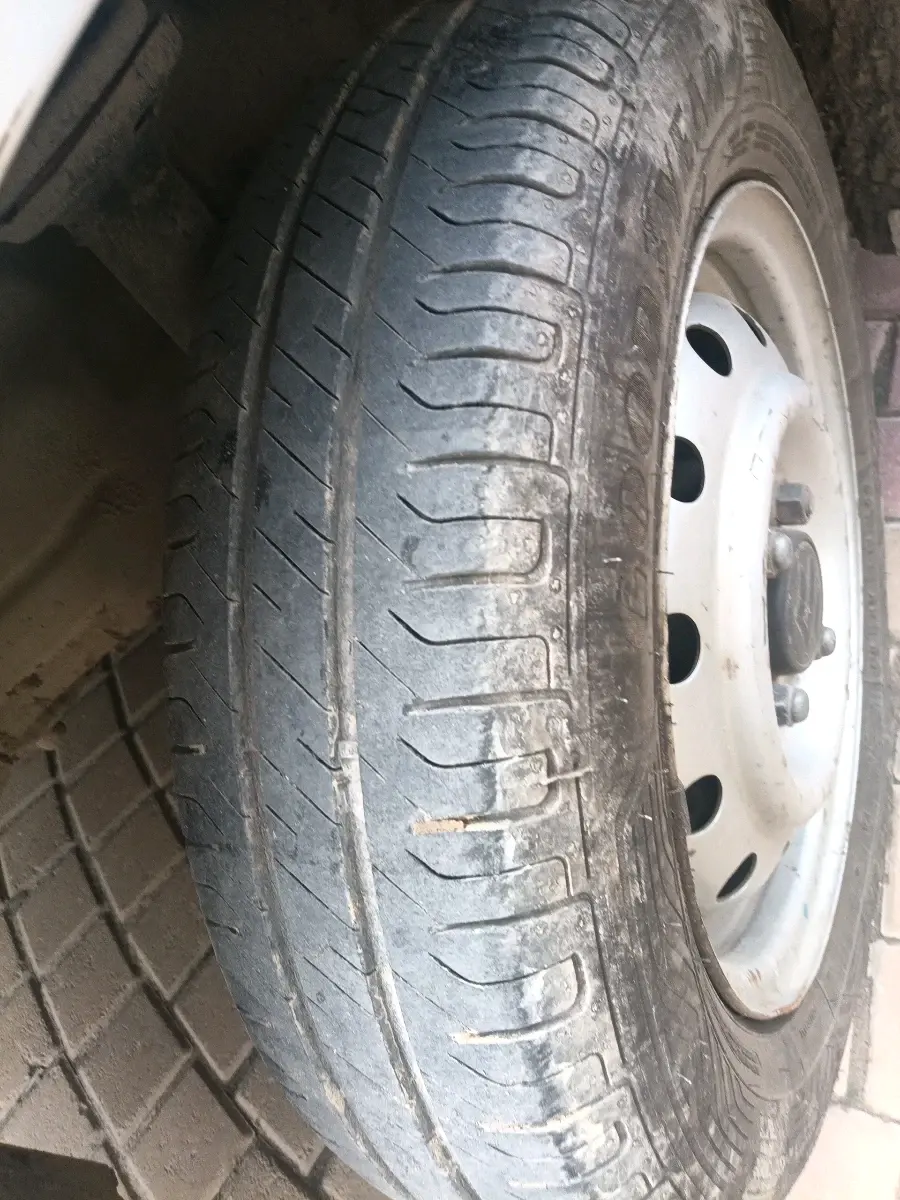 2011 Maruti Wagon R 1.0 LXI CNG, CNG, Manual, 2,22,573 km, tyre